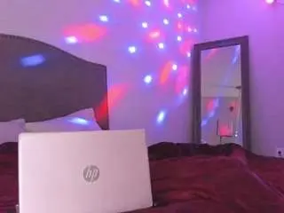 Yiaunaniree  live sex cam