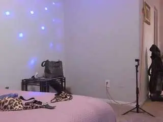 Yiaunaniree  live sex cam