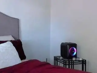 Yiaunaniree  live sex cam
