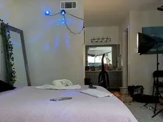 Yiaunaniree  live sex cam
