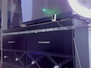 Yiaunaniree  live sex cam