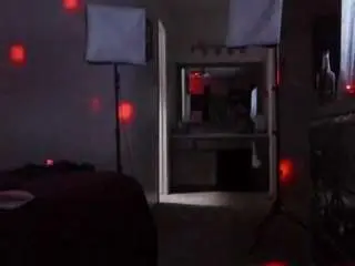 Yiaunaniree  live sex cam