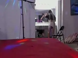 Yiaunaniree  live sex cam