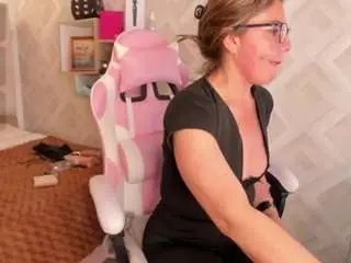 Clhoee-johnson  live sex cam