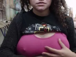 Curly-greeneyed  live sex cam