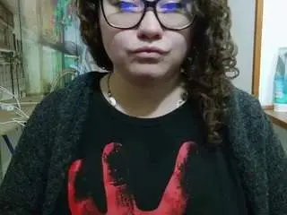 Curly-greeneyed  live sex cam