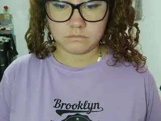 Curly-greeneyed  live sex cam