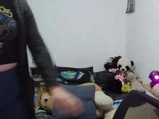 Curly-greeneyed  live sex cam