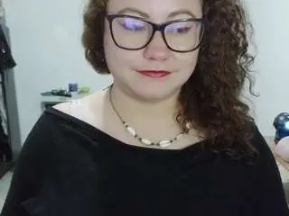 Curly-greeneyed  live sex cam