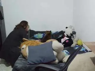 Curly-greeneyed  live sex cam