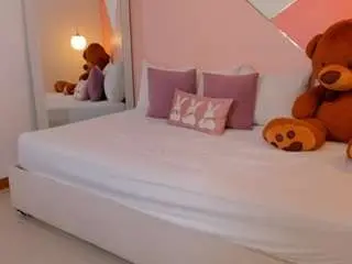 Mia-veggha  live sex cam