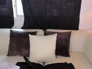 Caroline23  live sex cam