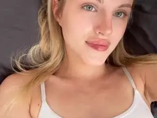 Denissetinnin  live sex cam