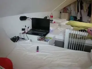 Voyeurcam-julmodels-bed-4  live sex cam