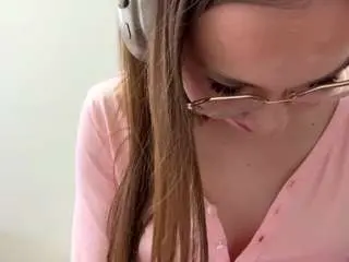 Elsakisamore  live sex cam