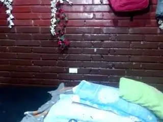 Saralove43  live sex cam