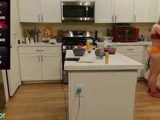 Blondiewithanass  live sex cam