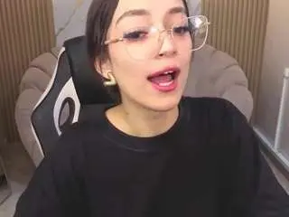 Cinnamon-b  live sex cam