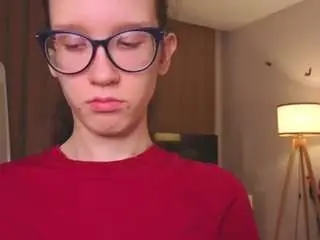 Lynettebails  live sex cam