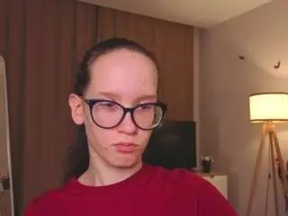 Lynettebails  live sex cam