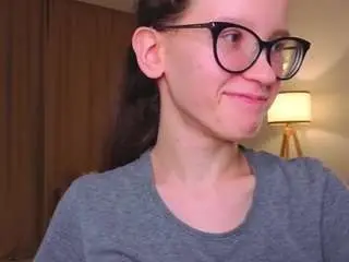 Lynettebails  live sex cam