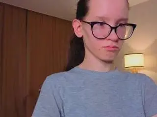 Lynettebails  live sex cam