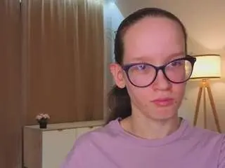 Lynettebails  live sex cam