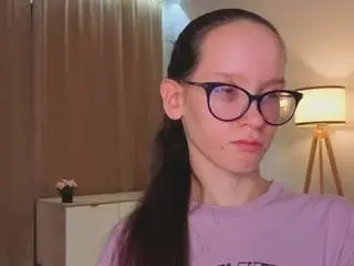 Lynettebails  live sex cam