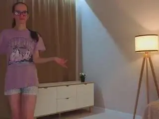 Lynettebails  live sex cam