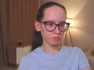 Lynettebails  live sex cam