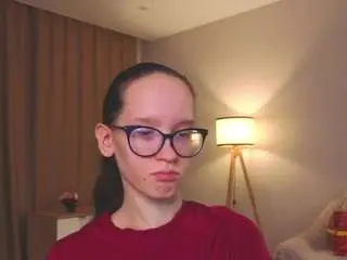 Lynettebails  live sex cam