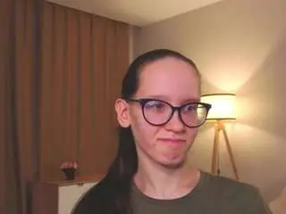 Lynettebails  live sex cam