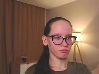 Lynettebails  live sex cam