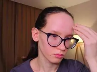 Lynettebails  live sex cam