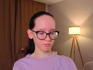 Lynettebails  live sex cam