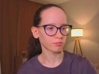 Lynettebails  live sex cam