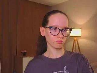 Lynettebails  live sex cam