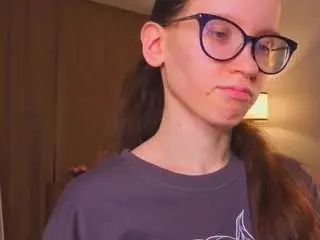 Lynettebails  live sex cam