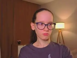 Lynettebails  live sex cam