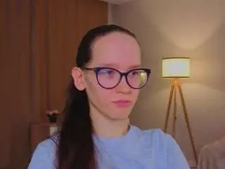 Lynettebails  live sex cam