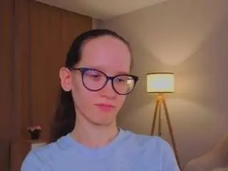 Lynettebails  live sex cam