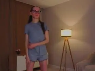 Lynettebails  live sex cam