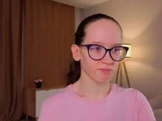 Lynettebails  live sex cam