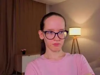 Lynettebails  live sex cam