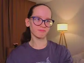 Lynettebails  live sex cam