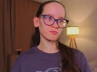 Lynettebails  live sex cam