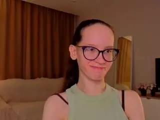 Lynettebails  live sex cam