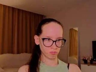 Lynettebails  live sex cam