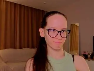 Lynettebails  live sex cam