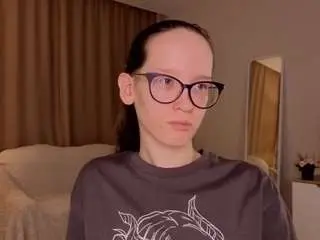 Lynettebails  live sex cam